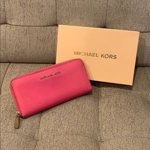 Michael kors wallet zip around pink